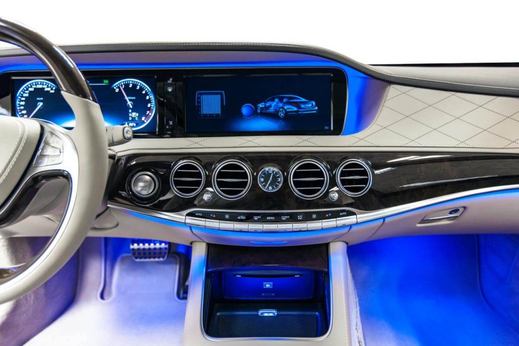 Die intelligente Software von ITK ermöglicht die Ambientebeleuchtung des digitalen Armaturenbretts im Innenraum eines Autos.