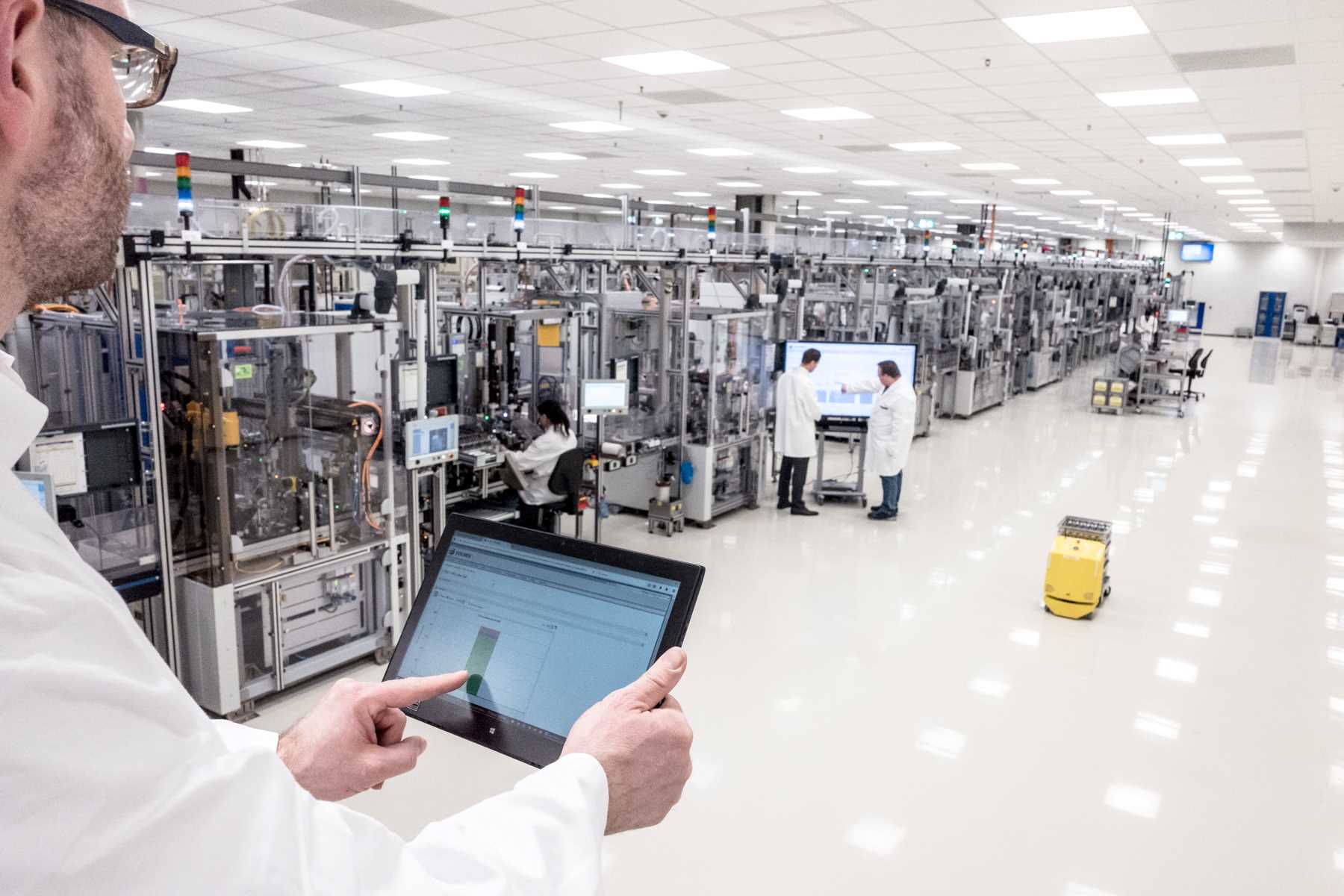 ITK Guided Tour: A man holding a tablet and providing insight into a Smart Factory