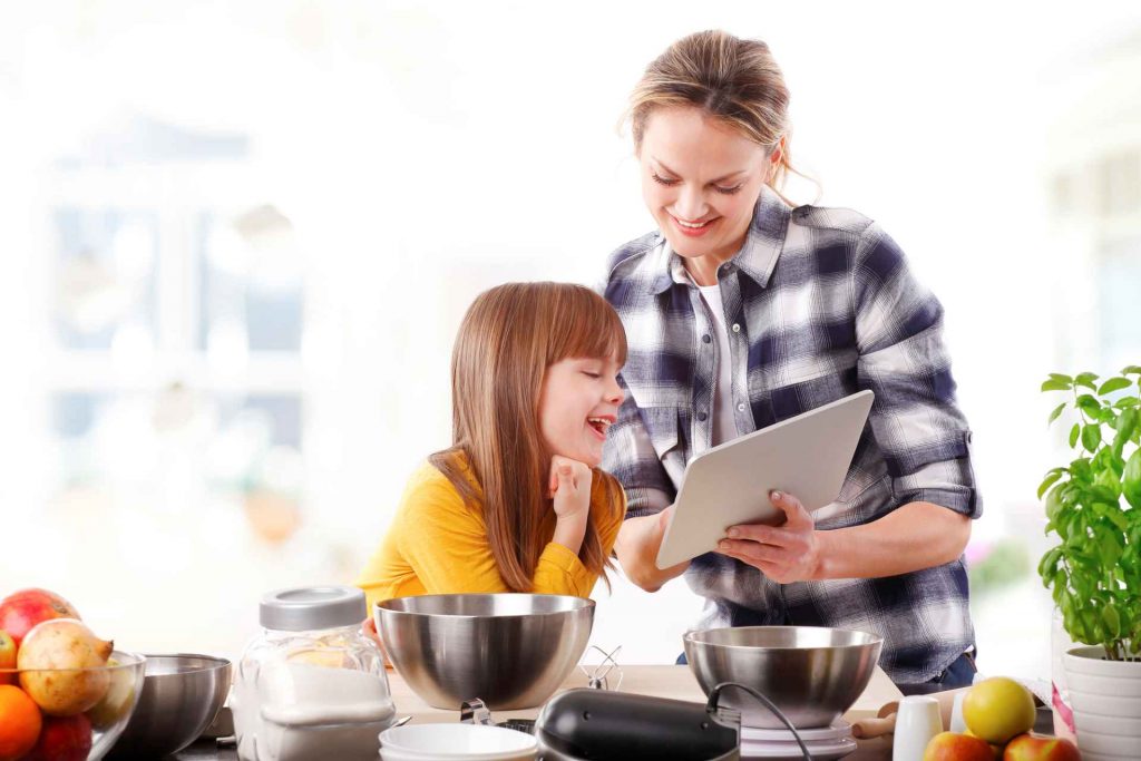 Stressfreies Backen mit KI: Mutter und Tochter beim Backen mit intelligentem Backofen